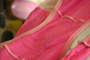 内裤挂在腿上照片